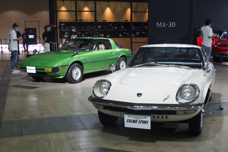 「マツダ・コスモスポーツ」（右）と「サバンナRX-7」（左）。
