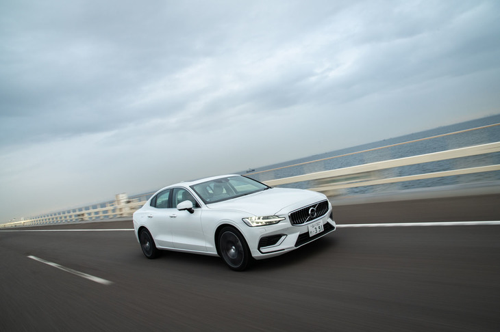 洗練されたドライブフィールや省燃費性に加え、高い動力性能も「T6 Twin Engine AWD」の特徴。0-100km/h加速は5.2秒、最高速は230km/hと公称されている（欧州仕様）。