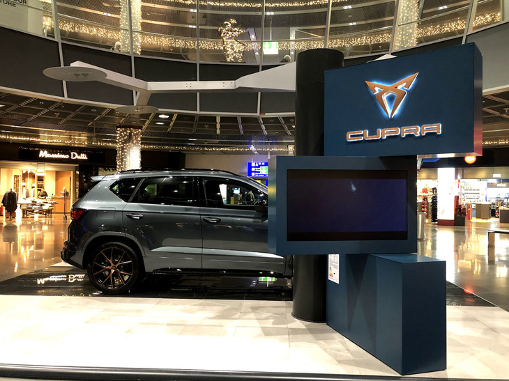 「クプラ・アテカ」の脇にはブランドロゴが。なお、「Cupra」とは、古代ローマ以前にまでさかのぼる、豊潤の女神に由来する名前だ。