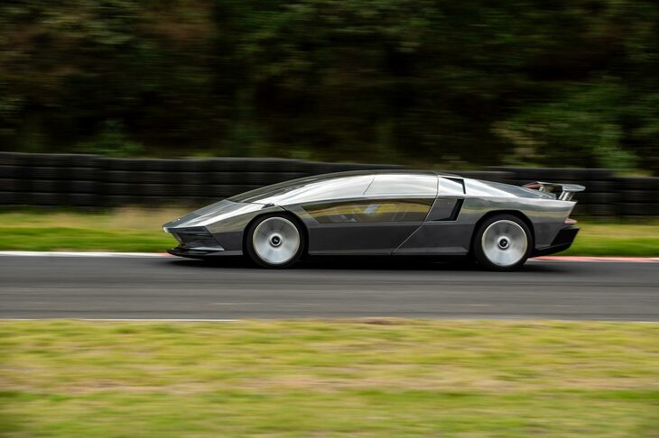 エンジン始動とともにリアスポイラーが上昇。エアインテークも開く。