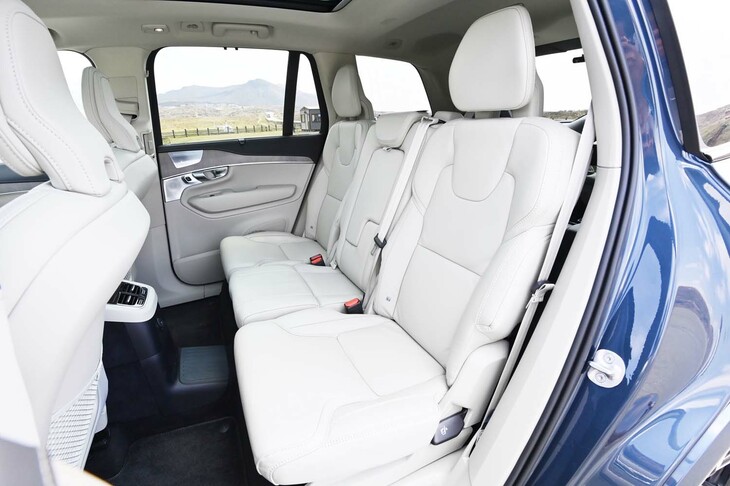 2列目シートもシートヒーターを完備。左右席のヘッドレストにはドライバーが後方視界を確保するための可倒機構が、中央席には子どもに適した着座ポジションがつくれる「インテグレーテッドチャイルドクッション」が備わる。