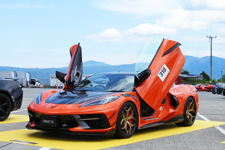 「シボレー・コルベット部門」の受賞車は、こちらの2021年型「シボレー・コルベット コンバーチブル」。これを見て「おや？」と思った人は、かなりディープなwebCG読者。実はこのクルマ、2023年にも同賞に輝いたクルマなのだ。それどころか今回で3連覇達成。まさに偉業である。