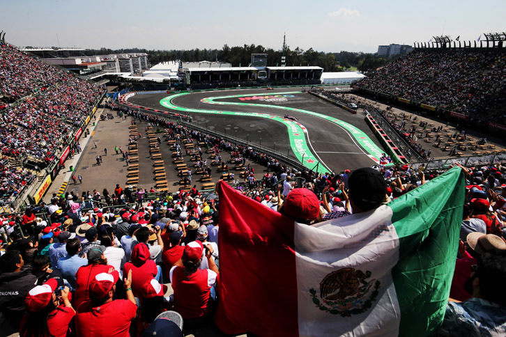 2015年、23年ぶりにF1が戻ってきたメキシコGPは今年もチケット完売の人気ぶりで、母国のヒーローであるセルジオ・ペレス（写真）にはひときわ大きな声援が送られていた。9番グリッドスタートのペレスは、バーチャル・セーフティーカーのタイミングでランス・ストロールのウィリアムズに抜かれてしまったものの、安定した速さで7位入賞を果たした。チームメイトのエステバン・オコンも5位に入り、中堅チームのフォースインディアは3強（メルセデス、フェラーリ、レッドブル）に次ぐコンストラクターズランキング4位を決めた。（Photo=Force India）