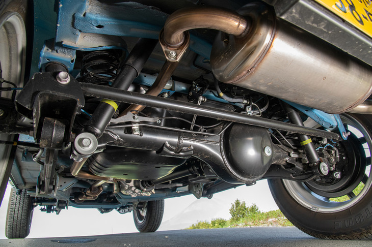 足まわりを後方から見たところ。サスペンションは前後ともに3リンクリジッドとなっている。