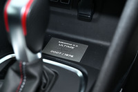 シフトセレクターの前方にシリアルナンバー入りのプレートが付いている。この車両は「0007/1976」だ。