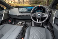 巨大なカーブドディスプレイが目を引くインストゥルメントパネルまわり。AR（拡張現実）ビューやパーソナルアシスタント機能など、各所に先進技術が採用されている。