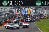 レース前のひとこま。宮城県警のパトカー（写真手前）の先導によるパレードランの後、フォーメーションラップを経て決勝レースがスタートした。