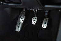 滑り止めの設けられたペダルはすべてアルミ製。シフトレバーも含めて、先代モデルよりも操作感が軽くなった印象を受けた。