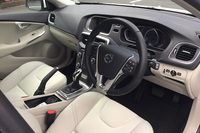 塩見氏の「V40 D4」。白内装がより一層高級感を演出している。汚さないよう乗り込む際に少々緊張を強いられた。
	 