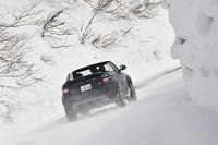 車重は2020kg。低速トルクに満ちたエンジンと洗練された9段ATのおかげで、重さを感じさせない。