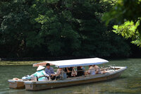 報道関係者を乗せ、遊覧へと出発する遊覧船。松江城のお堀は約400年前の築城当時からほとんど形状が変わっていない。そんなルートを行く堀川めぐりは、日本国内でも希有（けう）な遊覧なのだ。