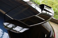 「エディション1」にはハイグロスブラック仕上げのリアウイングやリアエプロン、リアディフューザーなどを有す「エアロダイナミックパッケージ」が標準装備される。