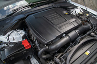 最高出力250ps、最大トルク365Nmを生み出す2リッターガソリンターボの「インジニウム」エンジン。