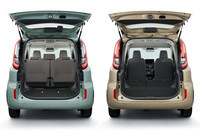 7人乗り仕様の3列目シートは、使わないときは2列目シート下に格納が可能（写真左）。荷室空間を有効に使うことができる。いっぽう5人乗り仕様の荷室は、2列目を倒せば奥行き2045mm（！）の、広くてフラットな荷室空間が得られる（写真右）。