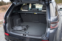荷室の容量は、5人乗車時、後席を前端までスライドさせた状態で963リッターと公称されている（VDA準拠のブロックを使用した容量の測定値）。