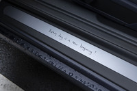サイドシルプレートにはポール・スミス氏のモットーである「Every day is a new beginning（毎日が新しい始まり）」の文字が書かれている。
