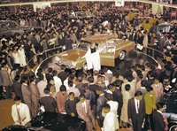 多くの人が、憧れの目で展示車に群がっていた1960年代の東京モーターショー。写真は1963年開催の第10回全日本自動車ショーで、15日間の会期で来場者数は121万6000人を数えた。