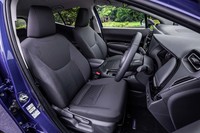 上級ファブリックがあしらわれた、「G」グレードのシート。カラーはブラックのみとなっている。