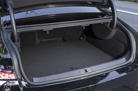 プラグインハイブリッド車の設定があるためか、同等サイズのクルマと比べるとトランクルームは天地が浅め。後席の背もたれは左右一体で前に倒せる。