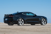 2023年10月に発売された「シボレー・カマロ ファイナルエディション」。6代目カマロの最後を飾る限定モデルで、「ブラック」（写真）と「サミットホワイト」の2種類のボディーカラーが用意される。