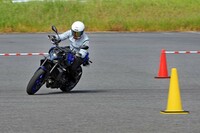 パイロンで仕切られた特設エリアにて、低速走行やUターンを試す筆者。クラッチレバーがないので“半クラ”などの操作はできないが、バイクのほうが自動でトラクションを制御してくれるので、「バイクがふらついて怖い」といったことはなかった。