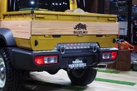 
	パネル類には、スチールやウッド、ウレタンなどさまざまな素材が採用されている。それをセンス良くまとめるのも、カスタムカー作りの腕の見せどころ。
	