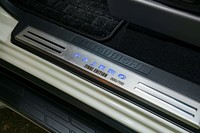 サイドシルに備わるシリアルナンバー入りのスカッフプレート。三菱自動車保有のテスト車は「000/700」となっていた。