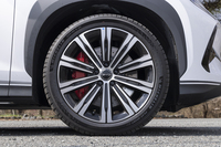 ホイールサイズは前後とも20インチ。この試乗車は「ミシュラン・パイロットスポーツEV」を履いていた。