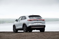 左右ひとつながりのリアコンビランプがワイド感を強調。キックアップしたリアバンパーはアクティブ感を演出している。