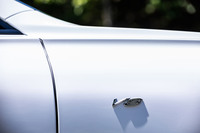 V8モデルは、フロントフェンダーに「V8」のエンブレムを装着。今回の試乗車は、社内コーチビルダー「マリナー」が手がける外板色「アークティカ」をまとっていた。