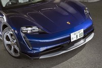 オプション「オフロードデザインパッケージ」（27万4000円）を装着した試乗車には、専用のフラップが備わる。