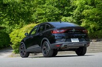 リアはハッチゲートだが、角の部分がスポイラー状にはね上げられているためちょっと背の高いセダンのようにも見える。