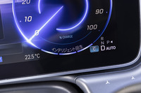 ステアリングパドルで回生ブレーキの強度を変えられる。「弱回生」「普通回生」「強回生」に加えて、前走車との距離等に合わせて強度を自動的に調整してくれる「インテリジェント回生」も選べる。