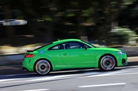 「TT RSクーペ」では、確実な制動性能が得られる「RSブレーキシステム」を装備。ハードなスポーツ走行に使用するオーナーのために「RSセラミックディスクブレーキ（フロント）」も用意されている。