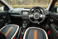 インテリアでは、各所に用いられたホワイトとオレンジのアクセントや、「RENAULT SPORT」のキッキングプレートなどで、他のグレードとの差別化が図られている。