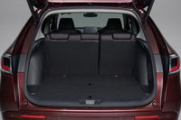 限りなくフラットに近い形状にデザインされたという荷室。パワーテールゲートを全グレードに標準装備している。