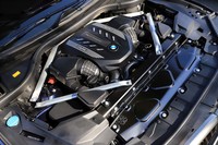 パワーユニットは4.4リッターV8ツインターボのN63B44D型エンジン。2基のツインスクロールターボチャージャーがVバンクの内部に並んでレイアウトされている。