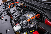 ベースとなった「ヴェゼルe：HEV Z」と同じく、最高出力106PSの1.5リッター直4エンジンに同131PSのモーターを組み合わせたホンダ独自のハイブリッドシステム「e：HEV」を搭載。パワーユニット本体やパフォーマンスに変更はない。