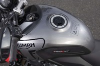 塊感のあるデザインの燃料タンク。容量は14リッター。