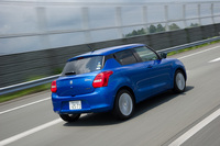 走行モードは通常のモードと「エコモード」の2種類で、後者ではアクセル開度に対する駆動力の発生がおだやかになるともに、アイドリングストップからのリスタート時などに、積極的にEV走行を行うようになる。