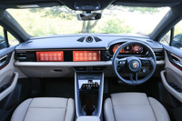 水平基調のインストゥルメントパネルと、前方に向かってせり上がるセンターコンソールが目を引く新型「マカン」のコックピット。助手席前方のダッシュボードに組み込まれたパッセンジャーディスプレイは、21万4000円の有償オプションアイテムとなる。