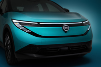 もともと「何をもって『Vモーション』か？」があいまいとなりつつあった日産のフロントデザインだが、新型「リーフ」は明確にそれと決別した感がある。ヘッドランプははやりの“コの字型”……というより“フの字型”となった。