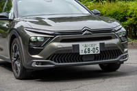 「C5 X」は中央のダブルシェブロンの延長がデイタイムランニングライトに融合するシトロエンではおなじみのフロントマスクだ。個性という意味では「クラウン クロスオーバー」に負けていない。