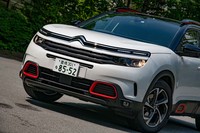 フロントマスクは「C4カクタス」に始まるシトロエンの最新デザインに準じたもの。細長い“目”のような部分はポジションランプで、ヘッドランプはそのひとつ下にレイアウトされている。