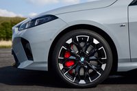 「M235i xDriveグランクーペ」には「アダプティブMサスペンション」や「Mスポーツブレーキ（レッドハイグロスキャリパー）」が採用される。