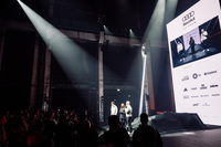 「アウディR26」のアンベールを待つ観衆と、壇上のアウディF1チーム関係者。