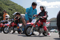 「親子バイク教室」の様子。「東京モーターフェス」では、子供向けのコンテンツも多数用意されている。