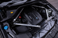 今回試乗した「xDrive35d Mスポーツ」のエンジンは、最高出力265PS、最大トルク620N・mの3リッター直6ディーゼルターボ。
