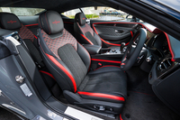 シートの座面と背もたれの中央部には少し毛足の長いスエードのような素材が使われている。表面は柔らかく、少し沈んだ先で張りのあるフォームが受け止めてくれる。上質などら焼きの皮のような表皮だ。