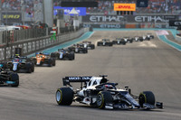 ルーキーイヤーの締めくくり、最終戦アブダビGPで輝いたのがアルファタウリの角田裕毅（写真前）。プラクティスでも好調でチームメイトのピエール・ガスリーを上回り、予選ではガスリーがブレーキ不調でQ2落ちの12位となる一方、角田はミディアムタイヤでQ3に進出し8位と健闘。トラックリミット越えでベストタイムを取り消されなければ6番グリッドにつけたほど力強い走りを見せていた。レースではポイント圏内をキープしながら、セーフティーカーのタイミングで4位に上がり、自身最高位でシーズンを終えることができた。ガスリーは5位入賞。チームはコンストラクターズランキング6位と、昨季より1つ上で一年を終えることができた。（Photo=Getty Images / Red Bull Content Pool）